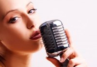 4840023-chanteuse-pop-avec-le-microphone-retro